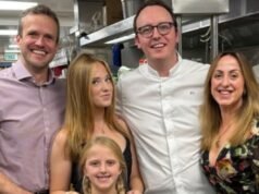 Natalie Cassidy compartió una foto poco común con su esposo Mark Humphreys y sus hijas gemelas Eliza, de 14 años, y Joanie, de 9, mientras celebraban su 40 cumpleaños.