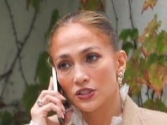 Jennifer López luce una blusa con volantes mientras invita a su hijo Em, de 17 años, a almorzar en un hotel de cinco estrellas de Beverly Hills.