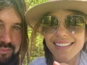 Elizabeth Hurley habla sobre su ‘molesto’ novio Billy Ray Cyrus mientras cena en Shock Romance