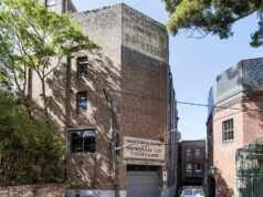 Desde la calle parece un antiguo almacén, pero detrás de la fachada de ladrillo se encuentra una de las casas más extraordinarias de Sydney.