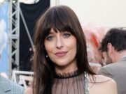 Dakota Johnson ha sido vista por primera vez desde que se reveló que su ex Chris Martin está saliendo con Sophie Turner en Vogue World: The Hollywood Show.