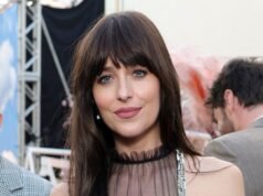 Dakota Johnson ha sido vista por primera vez desde que se reveló que su ex Chris Martin está saliendo con Sophie Turner en Vogue World: The Hollywood Show.
