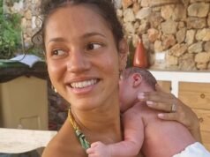 Vic Hope sostiene a su hijo recién nacido Micah mientras comparte una visión poco común de su vida familiar después de darle la bienvenida a su primer hijo con su esposo Calvin Harris.
