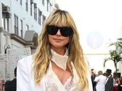 Heidi Klum acelera el pulso mientras muestra su sujetador de encaje y ropa interior con un vestido transparente en Vogue World