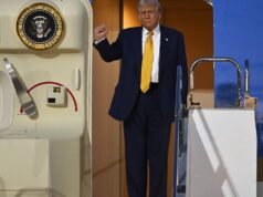 Trump llega a Tokio para reunirse con el nuevo primer ministro japonés, quien se espera que le entregue una pelota de golf dorada.