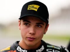 La estrella del motociclismo sufre múltiples paros cardíacos después de un horrible accidente con su rival: el padre del corredor revela detalles horribles mientras corría hacia su cama