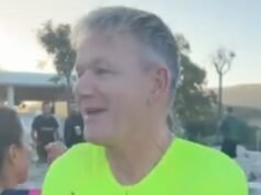 Gordon Ramsay muestra sus inusuales habilidades para rapear mientras se une a Jennifer López, quien protagoniza junto a la cantante original Linda Perry en un negocio viral en una trampa que lidera a las estrellas en la tendencia TikTok.