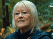 Christine, la madre de Caroline Flack, expresa su “mayor arrepentimiento” después de la trágica muerte del ex presentador de Love Island mientras ella y sus hijos visitan un banco conmemorativo en un primer clip de Disney+.
