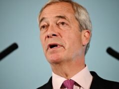 Nigel Farage apareció junto a las víctimas de pandillas para declarar que la investigación laborista sobre abuso sexual estaba “muerta en el agua” e instó a los parlamentarios a crear su propia comisión.