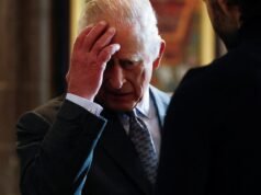 El manifestante del REY CHARLES ANDREW grita “¿Cuánto hace que lo sabes?”, mientras él y Fergie se preparan para abandonar el Royal Lodge hacia habitaciones separadas.