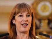 Los costos de automovilismo aumentan bajo el Partido Laborista, lo que genera indignación cuando la canciller Rachel Reeves impone £375 millones adicionales en IVA a los conductores con problemas de liquidez.