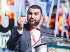 Periodista musulmán británico detenido por ICE después de hablar en una gala islámica… y Laura Luma se atribuye el mérito