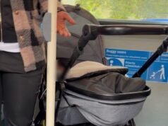 Momento en que las madres ‘egoístas’ se niegan a mover su cochecito para un usuario de silla de ruedas y le impiden subir al autobús