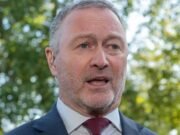 La amenaza del impuesto a las mansiones causa estragos en el mercado inmobiliario… ya que el secretario de Vivienda se niega cuatro veces a rechazar el nuevo impuesto socialista en el Presupuesto