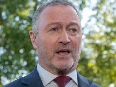 La amenaza del impuesto a las mansiones causa estragos en el mercado inmobiliario… ya que el secretario de Vivienda se niega cuatro veces a rechazar el nuevo impuesto socialista en el Presupuesto