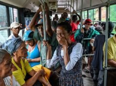 Miles de turistas advirtieron que podrían quedar “atrapados durante semanas” en el Caribe mientras el monstruoso huracán Melissa allana el camino hacia la destrucción.