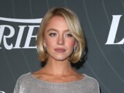 El llamativo secreto del outfit de Sydney Sweeney: cómo un corsé oculto ceñía la cintura de la estrella y maximizaba su busto mientras iba sin sostén en la alfombra roja.