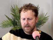 El hijo de Prunella Scales, Sam West, dice que la última “conversación adecuada” que tuvo con su madre fue hace dos años, cuando ella murió a los 93 años después de una batalla contra la demencia.