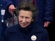 La princesa Ana sonríe en su primera aparición pública desde que su hermano Andrew fue despojado de su título de “príncipe”, en medio de informes de que está “preocupada” por su bienestar.