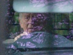 Se ve al rey Carlos Andrés por primera vez desde que fue despojado de su título principesco y expulsado de la Logia Real.