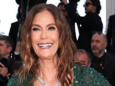 La estrella de Mujeres desesperadas, Terri Hatcher, de 60 años, insiste en que nunca se ha sometido a una cirugía plástica y arremete contra las mujeres que mienten sobre su trabajo cosmético.