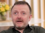 La estrella de Strictly, Chris McCausland, recuerda de manera desgarradora el momento en que su hija dijo que estaba “destrozada” cuando él admitió su ceguera.