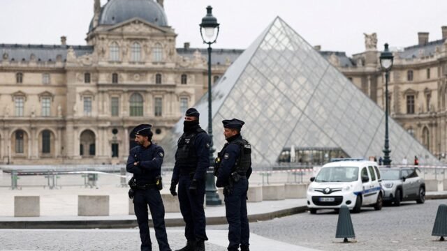 1761306159_louvre-heist-police-investigating2.jpg