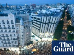 ‘Aún enfadados’: Más de 50.000 personas protestan en Valencia en el primer aniversario de las inundaciones | España