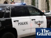 Funcionarios de Texas rescatan heroicamente a un niño pequeño de un automóvil después de un accidente por volcadura Texas