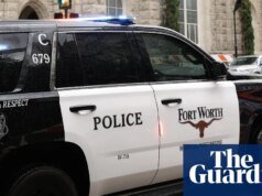 Funcionarios de Texas rescatan heroicamente a un niño pequeño de un automóvil después de un accidente por volcadura Texas