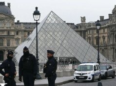La policía arrestó a dos sospechosos en relación con el robo de la joya de la corona del Museo del Louvre.