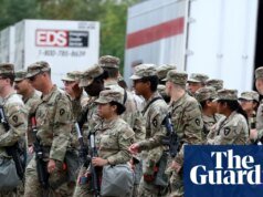 La decisión de Trump de pagar a las tropas en medio del cierre sienta un precedente peligroso, advierten los expertos al ejército estadounidense