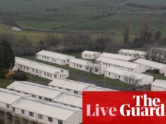 Ministro insiste en que el gobierno sacará a los solicitantes de asilo de los hoteles y espera avances “en unas semanas” – UK Politics Live | política