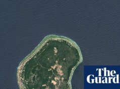 La primera entrega del acuerdo de 2.500 millones de dólares de Australia con Nauru comienza con la llegada del primer hombre a la isla. Inmigración y asilo australianos