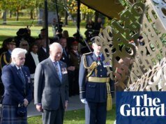 El rey Carlos deposita flores en el Monumento Nacional a los Veteranos de las Fuerzas Armadas LGBT Derechos LGBTQ+