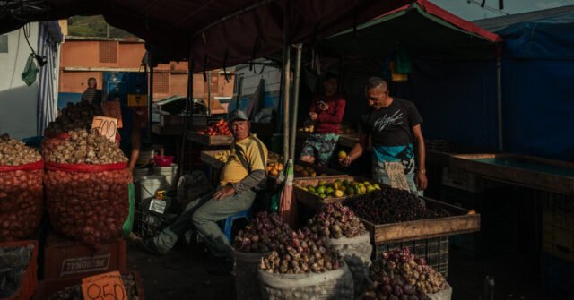 26int-venezuela-economy-facebookJumbo.jpg