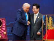 Algunas de las cosas favoritas de Trump en su viaje a Asia: una corona y armas ‘malvadas’