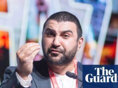 ICE detiene a periodista británico tras criticar a Israel durante visita a EE.UU. Inmigración a EE.UU.