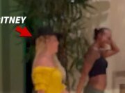 Britney Spears toma unas copas con amigos en un restaurante de Los Ángeles