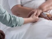 Un experto en el final de la vida explica qué le sucede al cuerpo cuando morimos