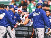Cam Scottebo visita el Big Dome de los Eagles después de sufrir una lesión en el tobillo que puso fin a su temporada.