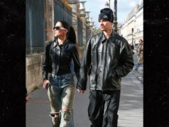 Romeo Beckham y Kim Turnbull se dan la mano en París