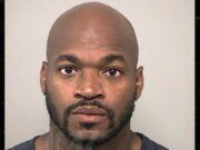 Adrian Peterson parece estoico en foto policial de arresto por DWI