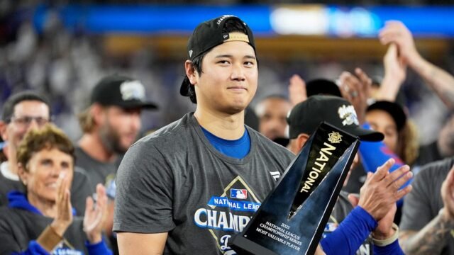 dodgers-shohei-ohtani-holds-trophy.jpg