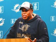 El gerente general Chris Greer y los Miami Dolphins se separan; HC Mike McDaniel está a salvo