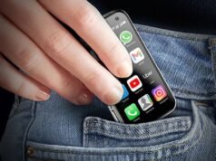 Este teléfono inteligente del tamaño de una tarjeta de crédito ofrece rendimiento de tamaño completo por $110