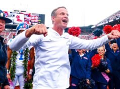 Lane Kiffin ríe el último contra los jugadores de Oklahoma después de la victoria de Ole Miss
