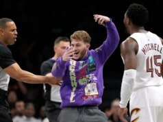 NBA News: Fan irrumpe en la cancha para tomarse una selfie con Donovan Mitchell durante el juego de los Nets