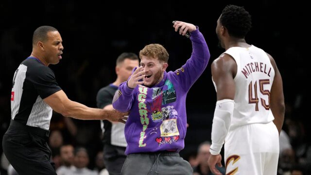 nba-fan-cavs-donovan-mitchell-001.jpg