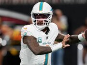 Tua Tagovailoa de los Dolphins lucha contra una enfermedad para lanzar 4 TD contra los Falcons